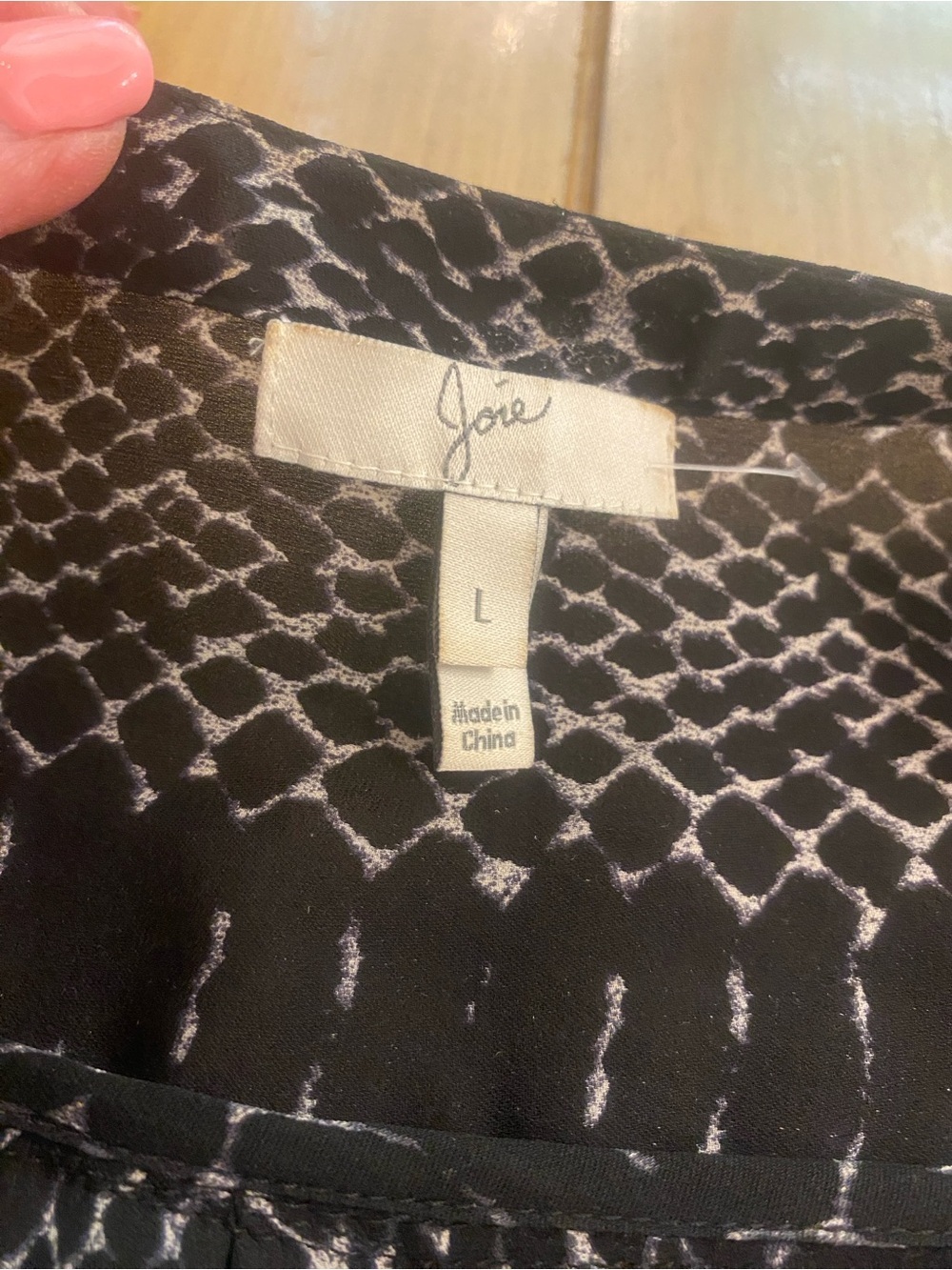 Joie Women’s Silk Black Animal Printed Long Sleeve V-Neck Blouse size large - Picture 4 of 13